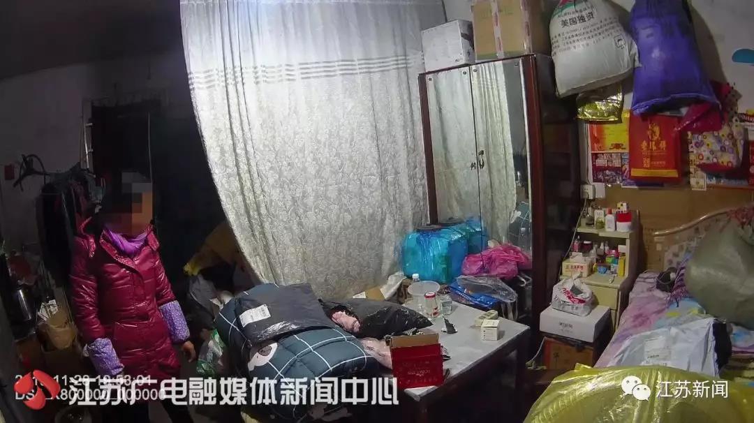 教唆女儿偷东西被拘留母亲教唆女儿偷东西引发社会震惊，最终因违法行为被拘留