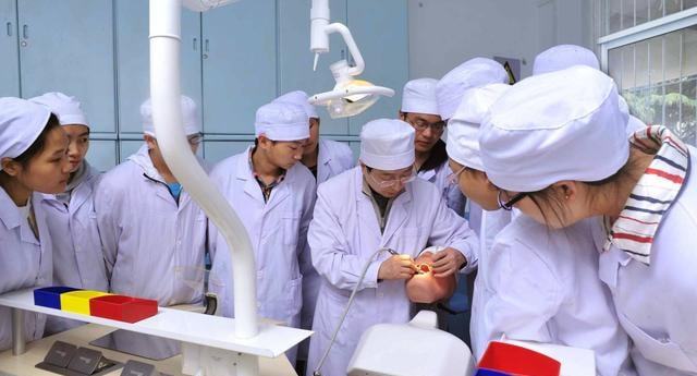 女孩考医学院学什么专业最好女孩考医学院选择专业时，应根据个人兴趣、职业规划和专业前景等因素进行选择。以下是一些适合女孩学习的医学专业，排名不代表先后