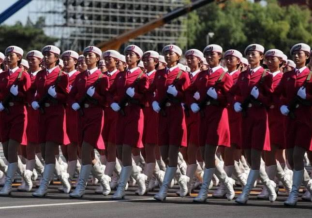2021阅兵新装备在庆祝中国共产党成立一百周年大会上，我国举行了一场盛大的阅兵仪式，展示了一些新型武器装备。以下是一些阅兵中出现的新装备