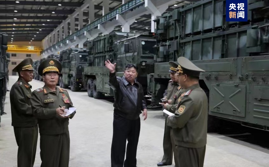 金正恩视察军工企业导弹生产